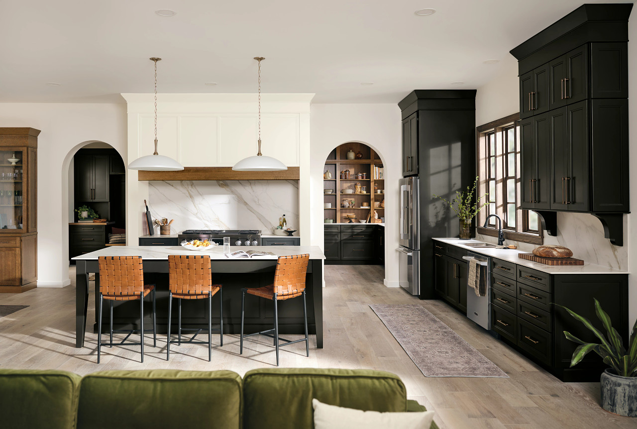 KM_V_Taft_2024_Set6_RS16  L-Shaped Kitchen Layout with Cabinetry